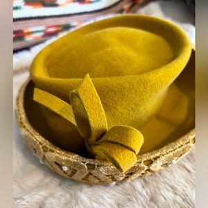 VNTG Mr John Hat, Dead stock NWT
Measurements in photo